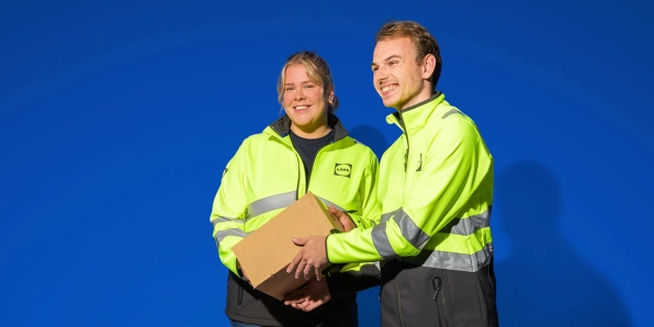 Twee Lidl distributiecentrum collega's met een doos in hun handen