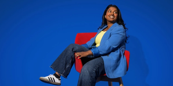 Lidl kantoor collega zit op een kantoorstoel