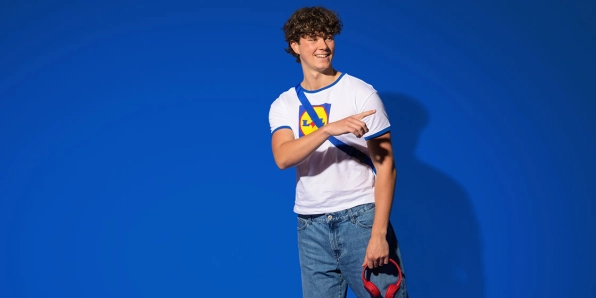 Lidl collega met een rugtas en een koptelefoon