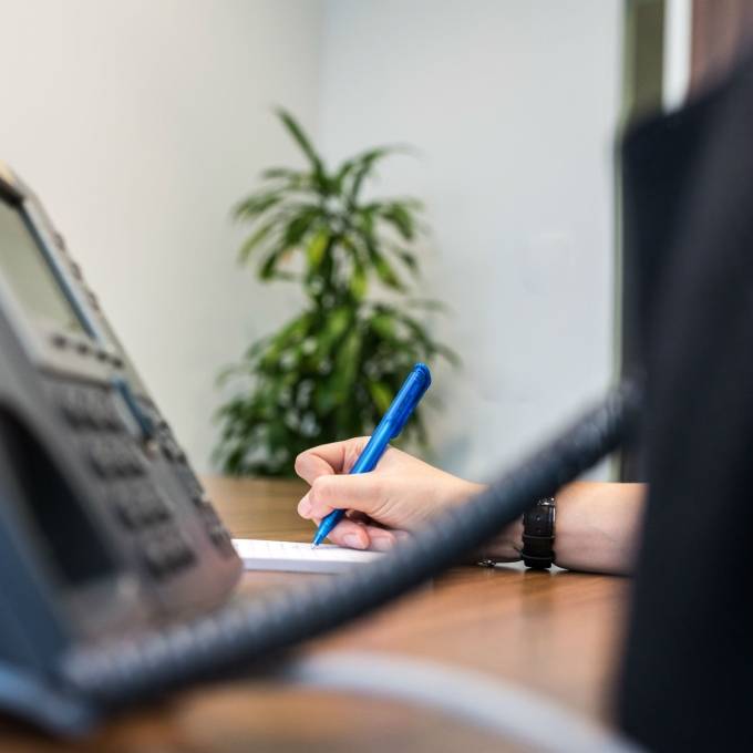 Collega, die aan het bellen is