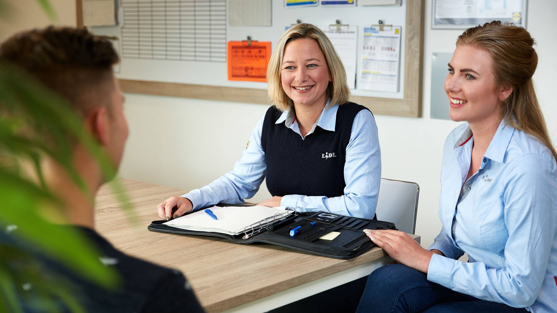 Supermarktmanager in gesprek met kandidaat