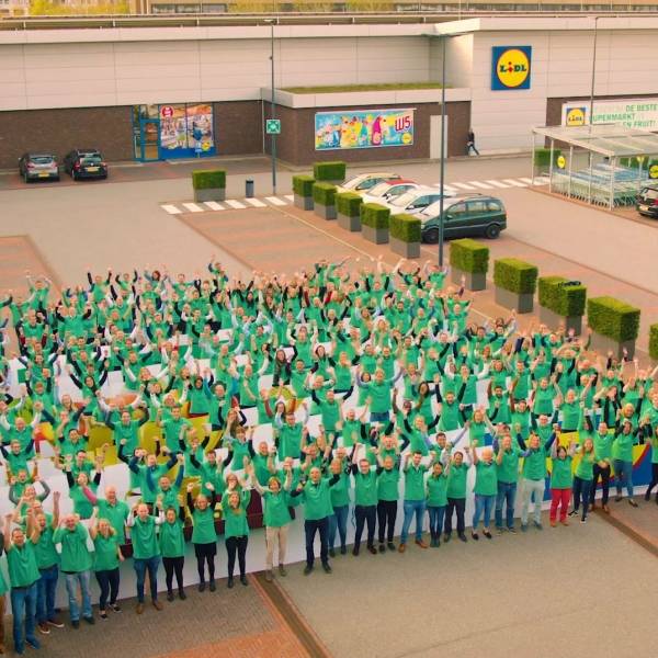 Lidl collega's succes aan het vieren