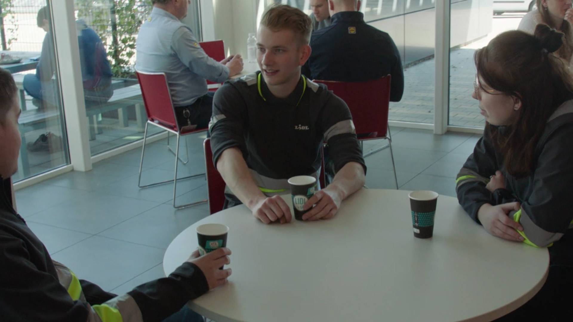 Jasper in de kantine met twee hulpkrachten collega's