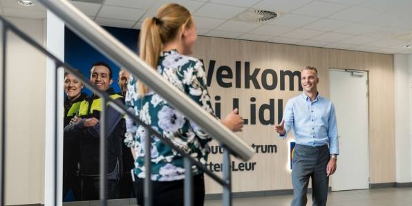 Nieuwe collega wordt welkom geheten op kantoor